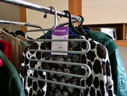 а это вешалка из Икеи. тоже хорошая, крепкая, но лично мне не нравится то, что когда на нее навешиваешь полностью на все палочки платки, то не видно, какие же там платки висят