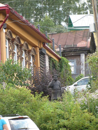 Памятник Городовому, чуть вдалеке