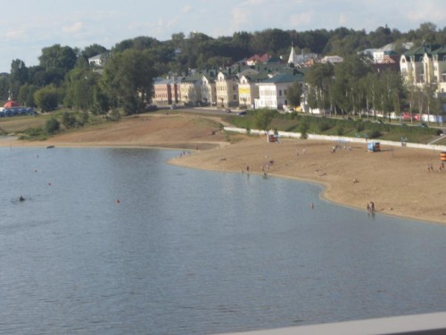 Городской пляж в Костроме. Нечеткий кадр, к сожалению, но автобус уже набирал скорость...
