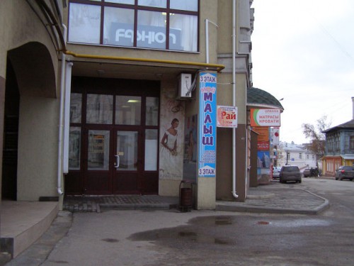 ..это наша "хитрая" дверь со стороны ул.Степанова..