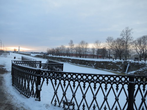 Кронштадт, взгляд с докового моста на маяк.