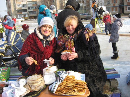 Всю ночь моя подруженька блины ,пекла и угощала от души!)