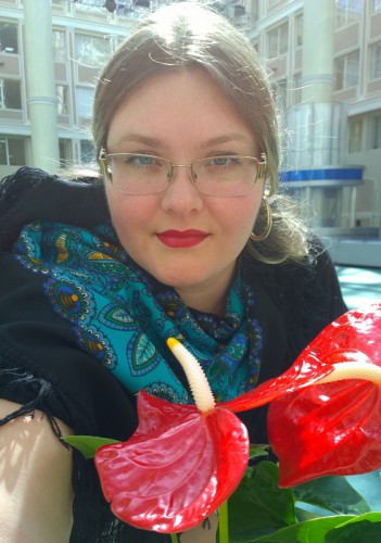 Бережок-18, чудесный, пронзительно-бирюзовый платочек! я очень рада тому, что он ко мне приехал волей случая - как я уже тут писала, его мне дали в подарок к двум купленным на молотке шалям.