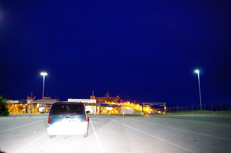 паром в огнях