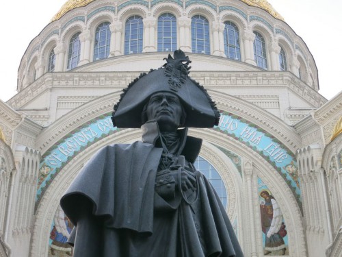 Св. Фёдор Фёдорович Ушако́в (13 февраля 1745 (24 февраля) — сентябрь 1817) — русский адмирал, один из основоположников манёвренной тактики морских сражений. Великий флотоводец, не потерпевший ни одного поражения и не потерявший за время боевой деятельности ни одного корабля. В 2004 году Архиерейским собором Русской Православной Церкви был причислен к лику общецерковных святых подвижников.