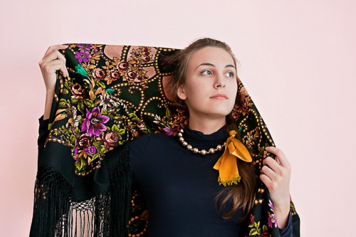 Цыганка Аза Е. Регуновой 362-23 Почти на плечах