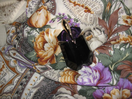 Alien от Тьерри Мюглера и Отрада с аметистовым узором.