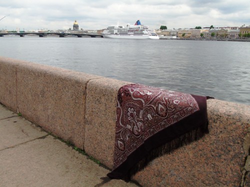 Испанский- 17 на набережной лейтенанта Шмидта. Взгляд на Благовещенский мост.