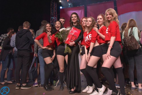 С группой поддержки