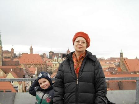 Вот на смотровой площадке - красный Султан.