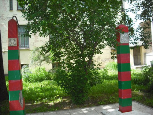 Во дворе Поганкиных палат стоят пограничные столбы,которые в течении двадцати предвоенных лет стояли на границе РСФСР – СССР с Латвийской и Эстонской республиками.