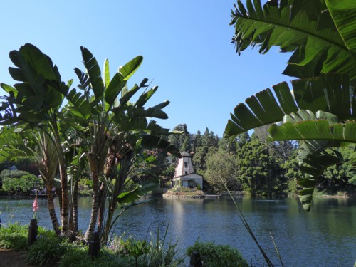 Lake Shrine, точная копия датской мельницы 16 века, где медитируют и молятся желающие...