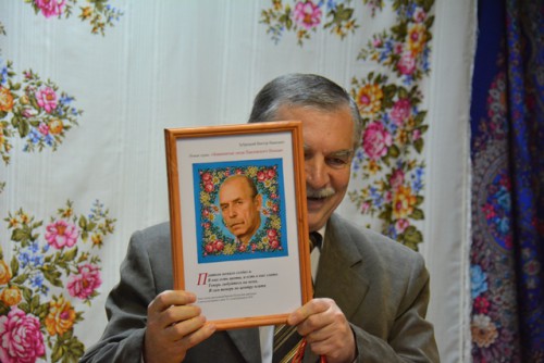 Платков немало создал я.<br />В них есть цветы, и есть в них злато.<br />Теперь любуйтесь на меня,<br />Я сам теперь по центру плата.