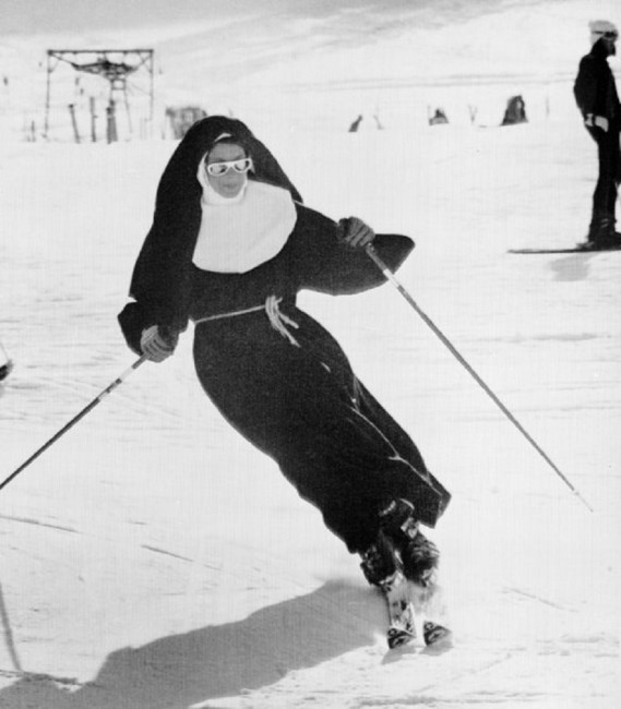 Римско-католическая монахиня, сестра Каролина на горнолыжном курорте Mount Stelvio в итальянских Альпах, 1975 г.<br />http://avax.news/fact/October_1-5_in_History.html