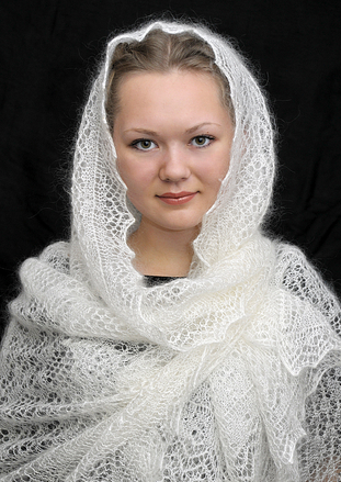 Красивая белая шаль