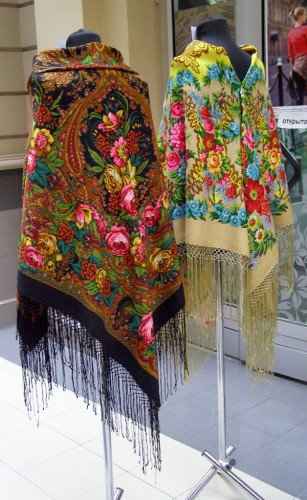 На манекенах ""Счастливица" и "Рябинушка"