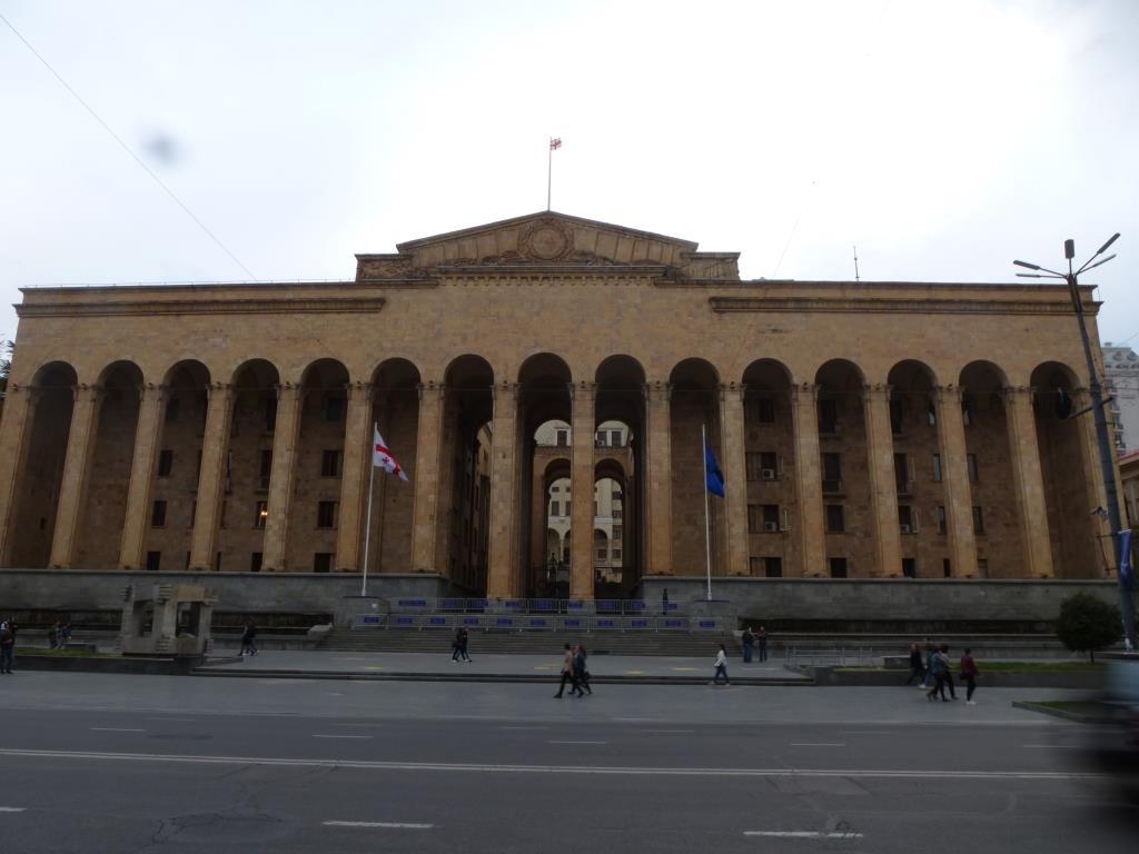 Парламент Грузии, была как раз 9 апреля- небольшой митинг, цветы
