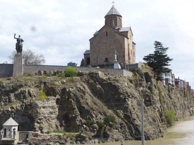 храм Метехи и памятник Вахтангу Горгасалу - основателю Тбилиси