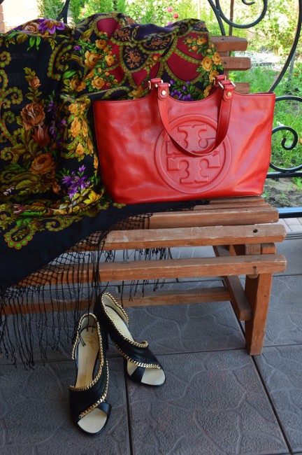 Цыганка Аза 20 и Tory Burch