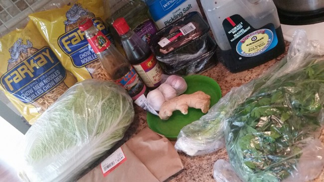 в бумажной обертке - свежее мясо