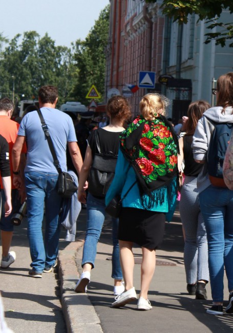 В толпе промелькнул вот такой симпатичный платок ( опознать не могу ...)