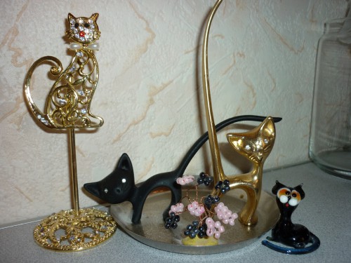 маленькое деревце-из проволоки и бисера, пробовала себя в бисероплетении