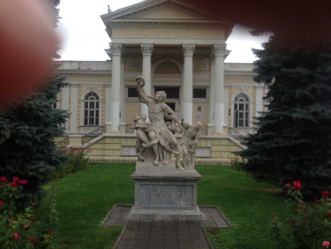 Скульптура Лакоона борющегося  со змеями, возле музея у Гордской Думы.