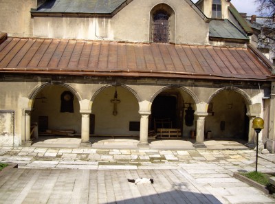 кот очень живописно раскинулся на солнышке на переднем плане. Время от времени лениво наблюдал за туристами и гидами.