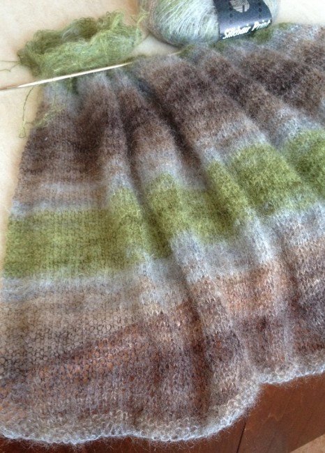 SILKHAIR Print  <br />70 % суперкид мохер ,<br />30 % шелк.  Цвет 322. Не  стоит брать спицы менее 4,  так  как  получается  не  воздушное  полотно  и  резкий  переход оттенков.
