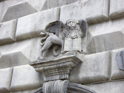 Этот крылатый с герба Венеции (дом принадлежал венецианскому купцу)