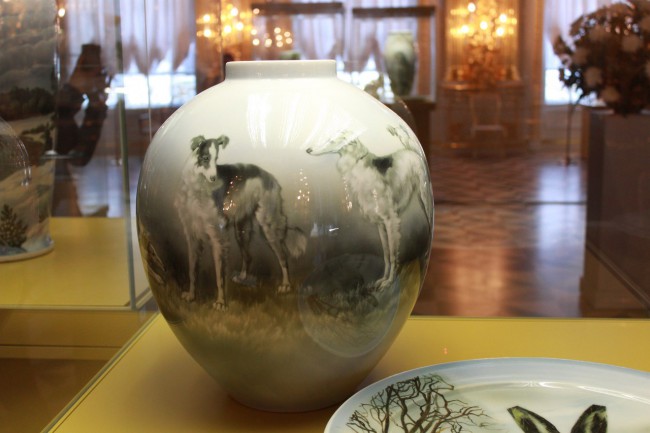 Ваза "Борзые"  Роспись исполнена по мотивам произведения А.А. Зонне (1908 г) АО "Императорский фарфоровый завод"