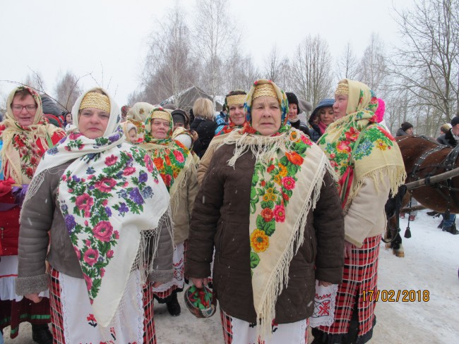 Открыты сундуки и на свет вышли платки