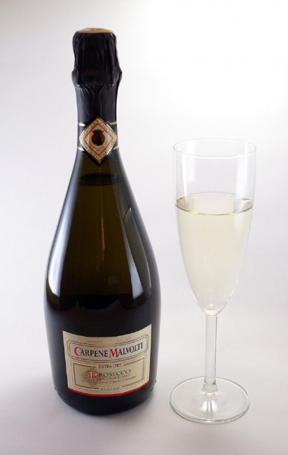 800px-Prosecco_di_Conegliano_bottle_and_glass.jpg