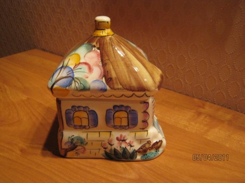 здесь - курочки да клумбочка с цветочками...