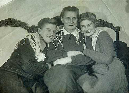 В центре - Лидия Сергеевна Шаховская. Павловский Посад. 1949 г.