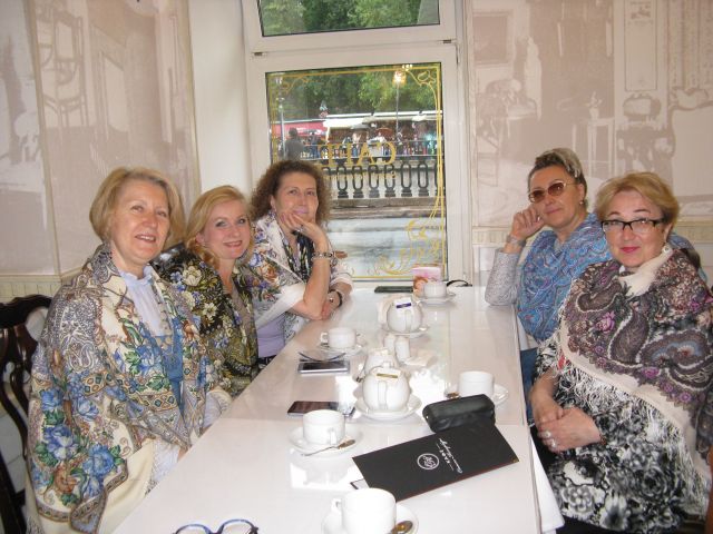 Я и шалеманки  за столом.jpg