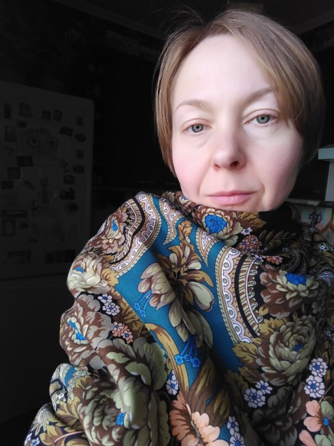 фото у окна с выравнивающим цвет лица освещением
