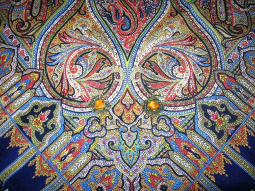 Платок &quot;Шафран&quot; с серьгами из янтаря Эти серьги - моя гордость. Сделала их сама из запонок отца когда ещё училась в школе. Тайком от отца, конечно. Потом меня сильно ругали....