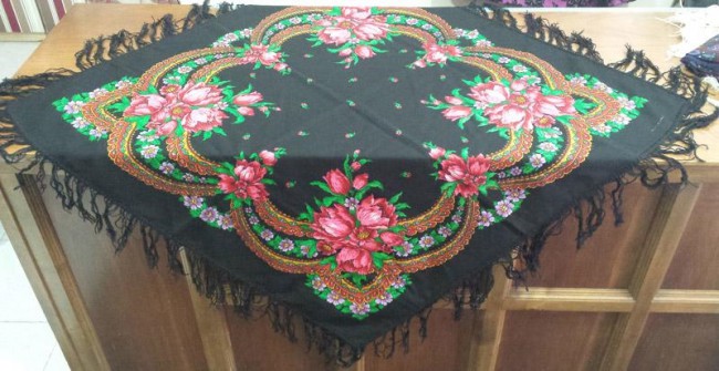 manton_merino_negro_rosas01.jpg