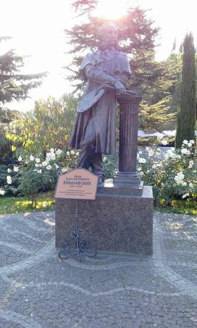 На входе памятник Айвазовскому