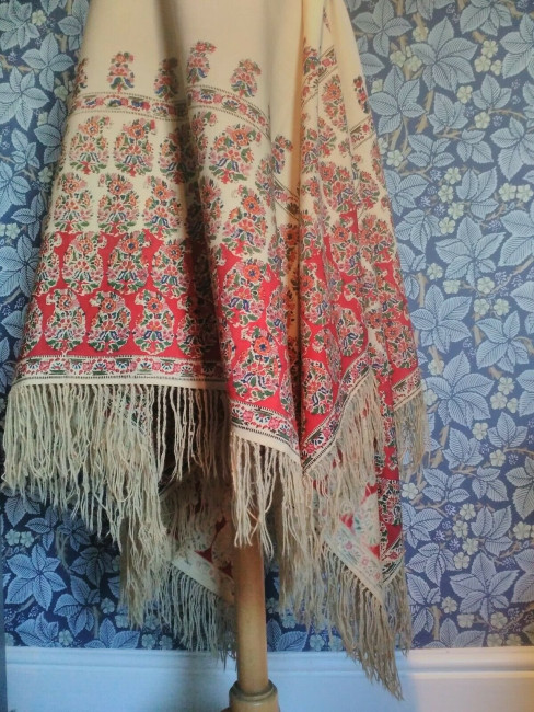 Antique-Victorian-Shawl-Fringed-Piano-Style-paisley-Floral-_57 (2).jpg