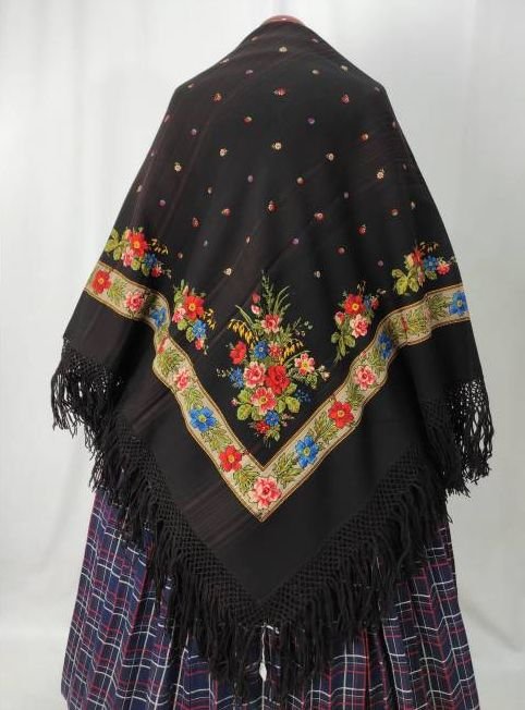 antiguo-manton-de-merino-marron.jpg