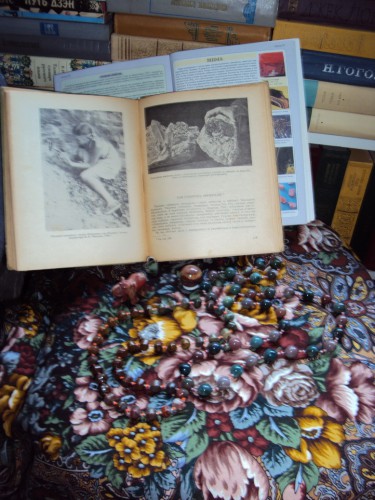 947-17 Старый замок + яшма + книги