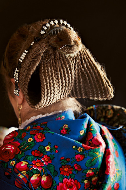 f2_traditional_couture_gestalten_ochsenfurtertracht_photo_gregor_hohenberg_yatzer.jpg