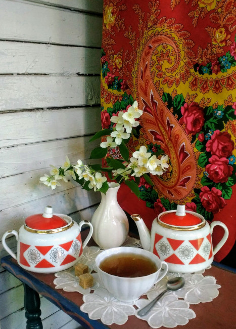 С красным советским фарфором...