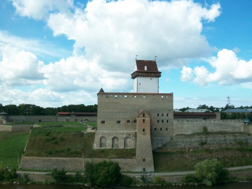 Эта крепость эстонская и стоит через речку. Это уникально - чтобы две крепости разных государств были  так близко