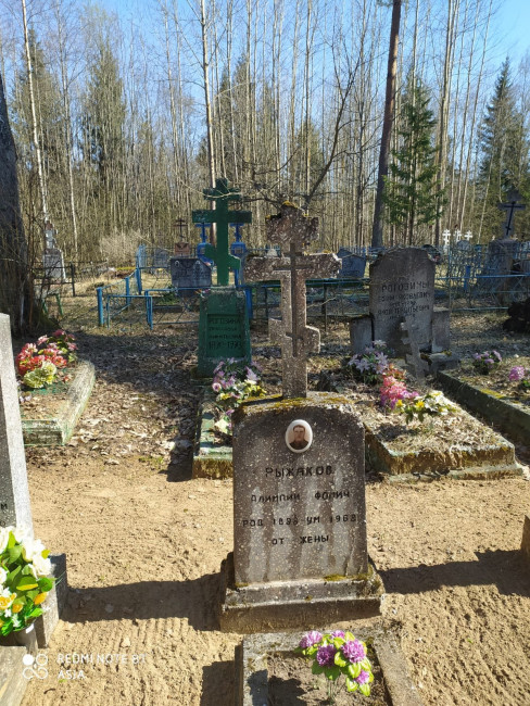 Часть семейного некрополя,довоенные надгробия