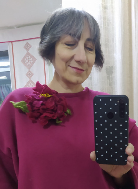 с валяным цветком