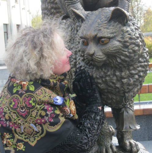 Кот живет возле цирка