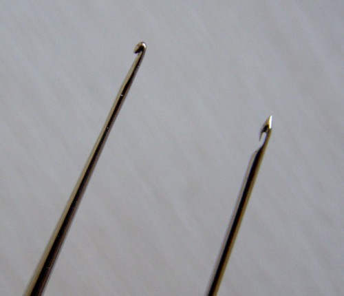 Слева крючок для вязания, справа крючок для вышивки